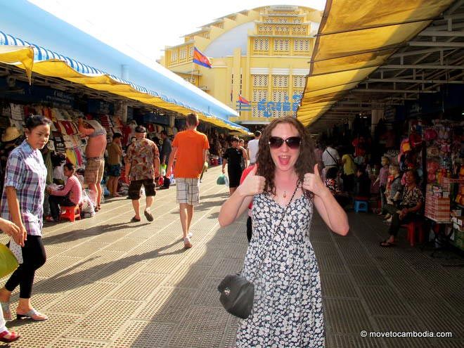 A woman outside Phnom Penh's Central Market wears her purse across her chest.